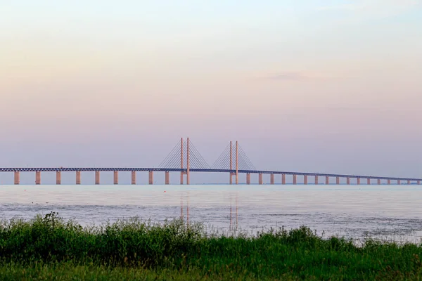 Suecia, Malmo. Puente de Oresund al amanecer — Foto de Stock