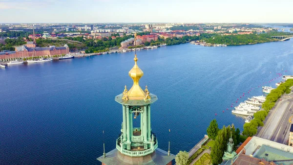 Estocolmo, Suecia. Ayuntamiento de Estocolmo. Stockholms stadshus. Construido en 1923, ayuntamiento de ladrillo rojo, de Drone — Foto de Stock