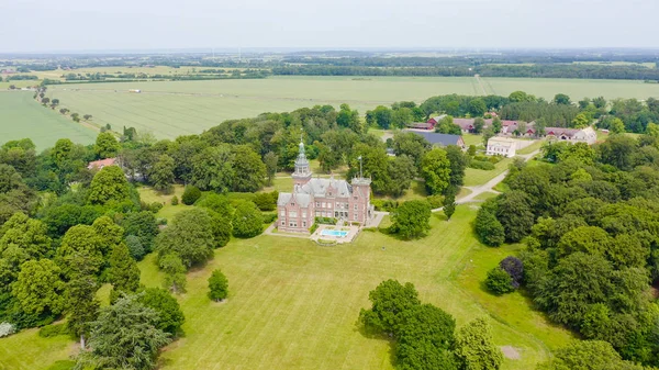 Zweden. Kasteel aan de oevers van de Oresund Strait, van Drone — Stockfoto