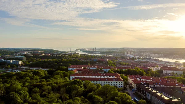 Göteborg, İsveç. Şehir panoraması ve gemilerle Goeta Elv nehri. Gün batımı, Drone'dan — Stok fotoğraf