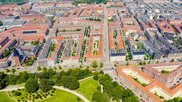 Kopenhaga, Dania. Czerwone dachy zewnętrznej dzielnicy Osterbro w Kopenhadze. Widok z lotu ptaka, Widok z powietrza — Zdjęcie stockowe