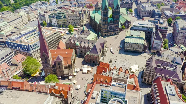 Bremen, Alemania. Plaza del Mercado de Bremen (Bremer Marktplatz), Catedral de Bremen (St. Petri Dom Bremen). Vista en vuelo, Vista aérea — Foto de Stock