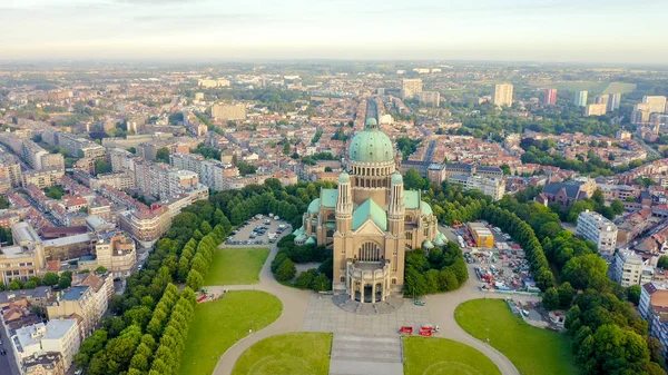 Bruselas, Bélgica. Basílica Nacional del Sagrado Corazón. Temprano en la mañana, Vista aérea —  Fotos de Stock