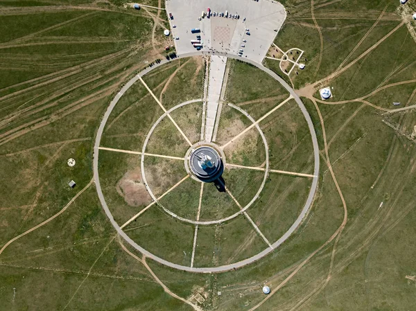 Estatua ecuestre de Genghis Khan en tiempo soleado. Mongolia, Ul — Foto de Stock