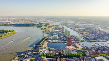 Antwerp, Belçika. Tarihi şehrin çatılarında uçuyor. Schelde (Esco) nehri. Şehrin sanayi bölgesi, Havadan Görünüm 
