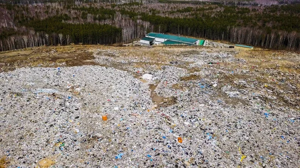 Sitio de basura en las inmediaciones de la ciudad. Vista de la ciudad de Ekaterimburgo, Rusia, Desde Drone —  Fotos de Stock