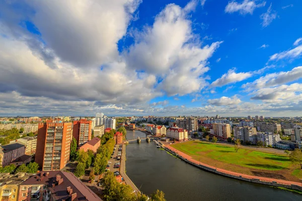 Zatažené počasí v Kaliningradu. Nejdelší řeka, náspu — Stock fotografie