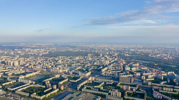 Панорамный вид Санкт-Петербурга с воздуха во время захода солнца. Россия. Спальные районы, от дрона — стоковое фото