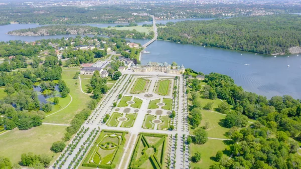 Stockholm, Švédsko-23. června 2019: Drottningholm. Drottningholms Slott. Dobře zachovaná královská rezidence s čínským pavilónním divadlem a zahradami, z dronu — Stock fotografie