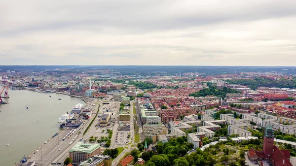 ヨーテボリ、スウェーデン。街と川のパノラマ。市の歴史的中心部。曇りの天気,ドローンから — ストック写真