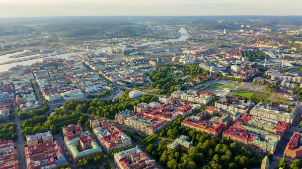 Göteborgu, Švédsko. Panorama města a řeky Goeta ELV. Historické centrum města. Západ slunce, od dronu — Stock fotografie