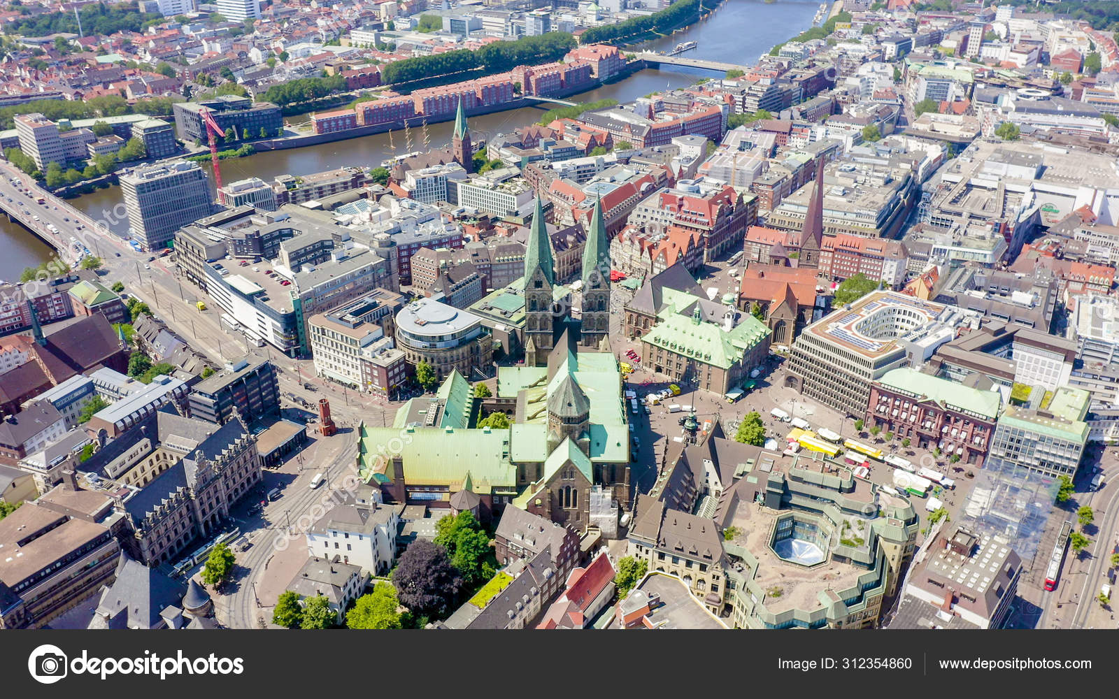 브레멘, 독일. 브레멘의 역사적인 부분, 구시 가지. 브레멘 대성당 (세인트 페트리 돔 브레멘). 비행 중 보기, 공중 보기
