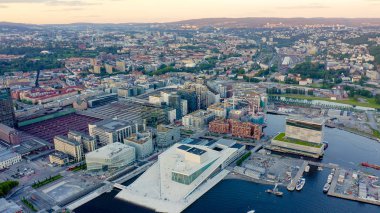 Oslo, Norveç. Oslo Opera Binası. Operahuset Oslo. Şehre bakan manzara, Drone'dan 