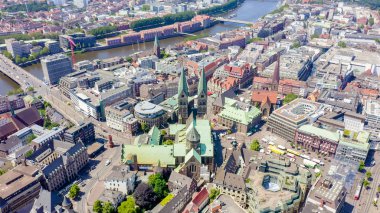 Bremen, Almanya. Bremen'in tarihi kısmı, eski şehir. Bremen Katedrali ( St Petri Dom Bremen ). Uçuşgörünümü, Havadan Görünüm 