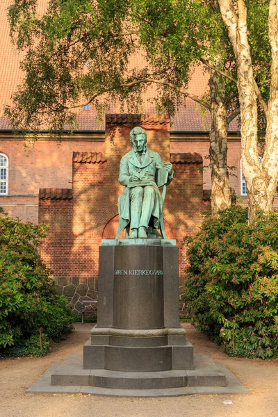 Копенгаген, Дания. Статуя Сорена Кьеркегора I Библиотексхафен — стоковое фото