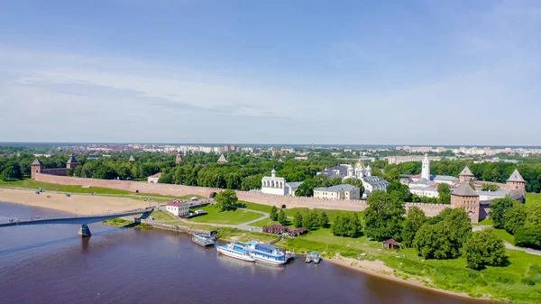 Veliky Novgorod, Ryssland. Novgorod Kremlin (Detinets), Volkhov River. Flyg över staden, från Drone — Stockfoto