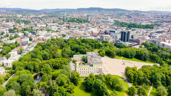 Oslo, Noruega. Palacio Real. Slottsplassen. Parque del Palacio, Desde el Drone — Foto de Stock