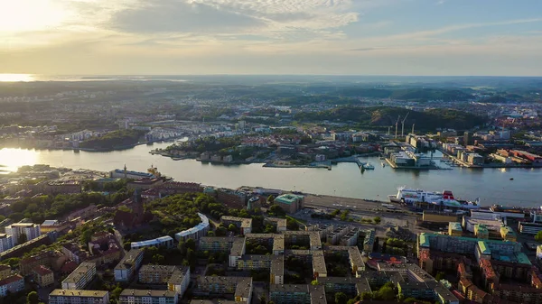 Гётеборг, Швеция. Панорама города и реки Гота Эльв с кораблями. Закат, с дрона — стоковое фото
