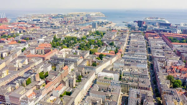 哥本哈根，丹麦。班轮在哥本哈根港，城市屋顶和哥本哈根湖泊。鸟瞰图，鸟瞰图 — 图库照片