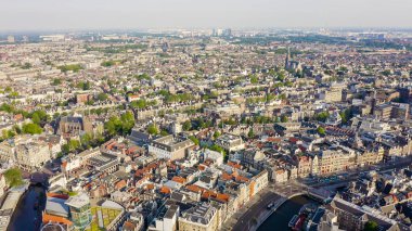 Amsterdam, Hollanda. Şehrin çatılarında uçuyor. Kentsel nakliye kanalları ile şehrin tarihi parçası, Havadan Görünümü 