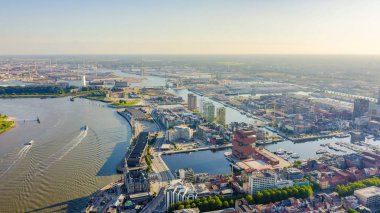 Antwerp, Belçika. Tarihi şehrin çatılarında uçuyor. Schelde (Esco) nehri. Şehrin sanayi bölgesi, Havadan Görünüm 