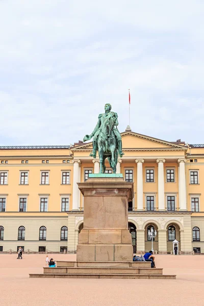 Oslo, Norveç - 24 Haziran 2019: Kral Karl Johan'ın Oslo Heykeli — Stok fotoğraf