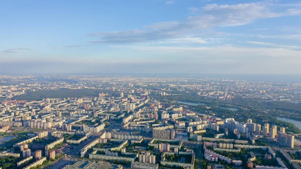 Панорамный вид Санкт-Петербурга с воздуха во время захода солнца. Россия. Спальные районы, от дрона — стоковое фото