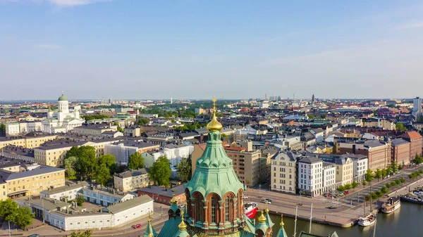 Helsinki, Finland. Stadscentrum luchtfoto. Kathedraal van de Hemelvaart, van Drone — Stockfoto