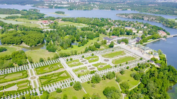Stockholm, Svédország-június 23, 2019: Drottningholm. Drottningholms Slott. Jól megőrzött királyi rezidencia egy kínai pavilon, színház és kert, a drone — Stock Fotó