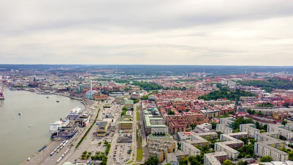 Gotemburgo, Suecia. Panorama de la ciudad y el río Goeta Elv. El centro histórico de la ciudad. Clima nublado, Desde Drone — Foto de Stock