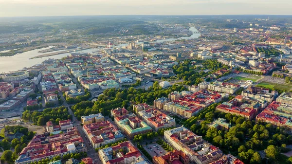 Gotemburgo, Suecia. Panorama de la ciudad y el río Goeta Elv. El centro histórico de la ciudad. Puesta del sol, desde el dron —  Fotos de Stock