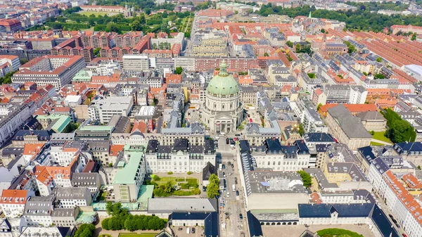 Copenhague, Dinamarca. Amalienborg. El complejo palaciego del siglo XVIII en estilo rococó. Frederick Church, de Drone —  Fotos de Stock