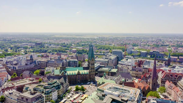 德国不来梅不来梅的历史部分，老城区。不来梅大教堂 （ 圣彼得里多姆不来梅 ）飞行中的视图，鸟瞰图 — 图库照片