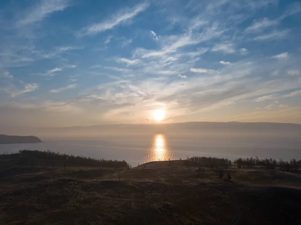 O pôr-do-sol sobre a Baía de Small Lake Baikal. Rússia, Olkho — Fotografia de Stock