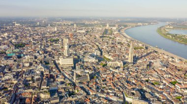 Antwerp, Belçika. Tarihi şehrin çatılarında uçuyor. Schelde (Esco) nehri, Havadan Görünüm 