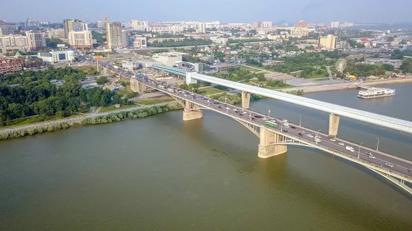 Metro a komunální mostem. Panoráma města Novosibirsk. Zobrazit na řece Ob. Rusko, od Dron — Stock fotografie