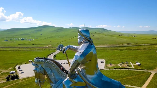 Statuia ecvestră a lui Genghis Khan pe vreme însorită. Mongolia, Ulaanbaatar, De la Drone — Fotografie, imagine de stoc