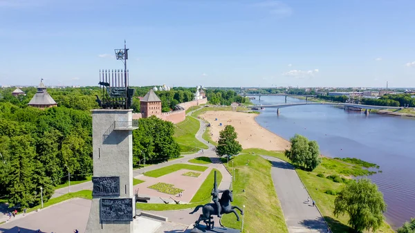 Veliky Novgorod, Rússia. Novgorod Kremlin (Detinets), rio Volkhov. Voo sobre a cidade, De Drone — Fotografia de Stock