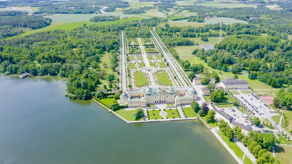 Stockholm, Sverige-23 juni 2019: Drottningholm. Drottningholms slott. Välbevarade kungliga residens med en kinesisk paviljong, teater och trädgårdar, från Drone — Stockfoto