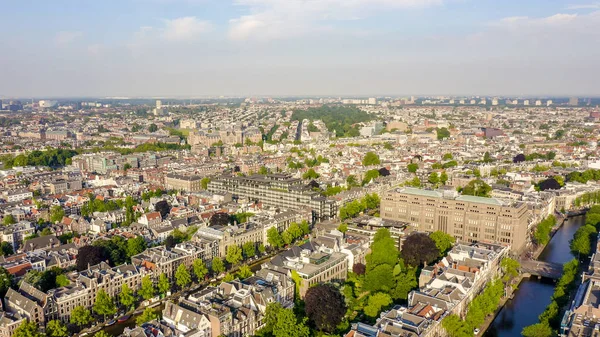 荷兰阿姆斯特丹。博物馆 （ 里克斯博物馆 ）.西克斯世纪的建筑。飞过城市的屋顶，鸟瞰图 — 图库照片