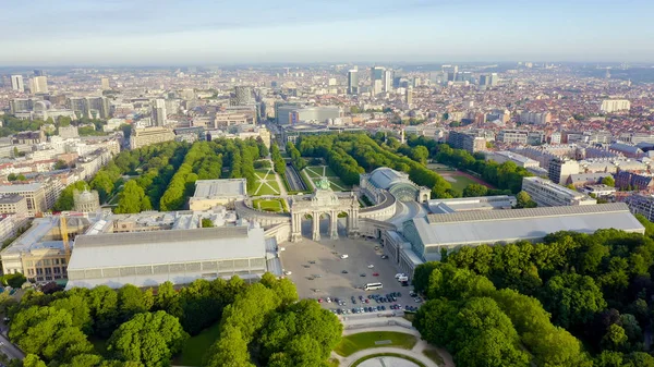 Брюссель, Бельгия Парк пятидесятой годовщины. Парк Сенкантонер. Триумфальная арка Брюсселя (Брюссельские ворота), вид с воздуха — стоковое фото