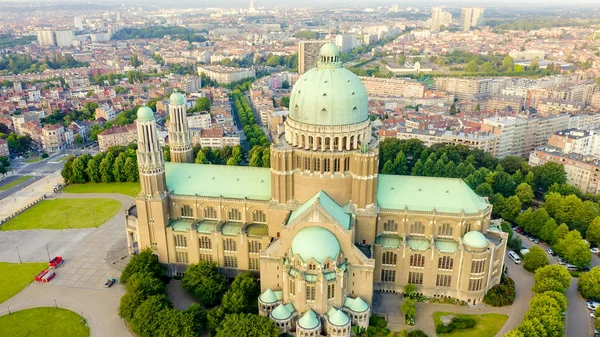 Bruxelles, Belgique. Basilique nationale du Sacré-Cœur. Tôt le matin, Vue aérienne — Photo