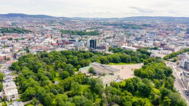 Oslo, Norveç. Kraliyet Sarayı. Slottsplassen. Saray parkı, Drone'dan 
