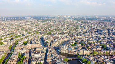 Amsterdam, Hollanda. Şehrin çatılarında uçuyor. Kentsel nakliye kanalları ile şehrin tarihi parçası, Havadan Görünümü 