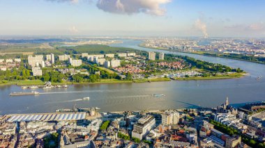 Antwerp, Belçika. Tarihi şehrin çatılarında uçuyor. Schelde (Esco) nehri. Şehrin sanayi bölgesi, Havadan Görünüm 