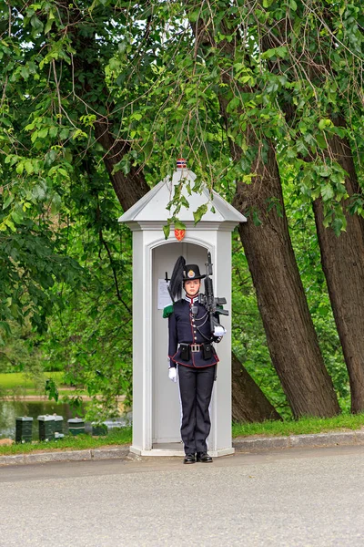 Oslo, Norwegia - 24 czerwca 2019: Gwardia Królewska Norwegii. Strażnik a — Zdjęcie stockowe