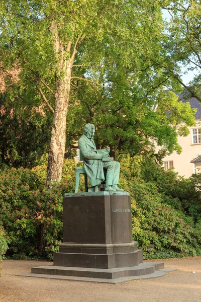 Kodaň, Dánsko. Soren Kierkegaard socha I Bibliotekshaven — Stock fotografie