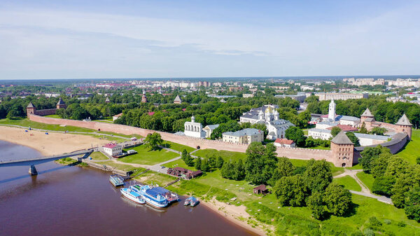 Россия, Великий Новгород. Новгородский Кремль (Детинец), река Волхов. Полет над городом, с дрона
 