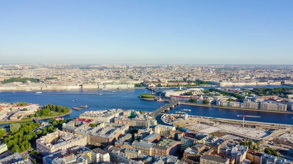 Sankt Petersburg, Ryssland. Floden Neva. Panoramautsikt över luften. Spit of Vasilyevsky Island, Birzhevoy Bridge, från Drone — Stockfoto