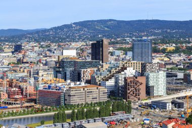 Oslo, Norveç - 24 Haziran 2019: Şehir merkezinin panoraması. Yeni ev con
